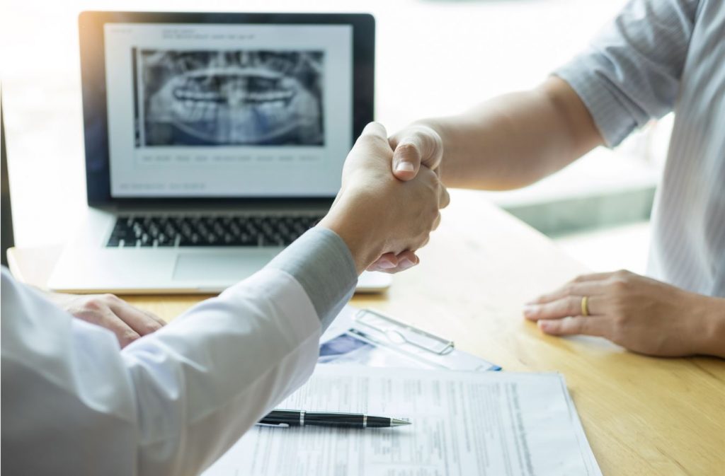 dentista stringe la mano a paziente