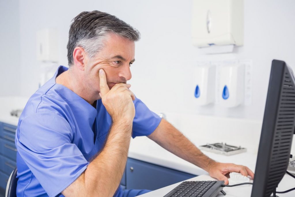 dentista davanti al PC