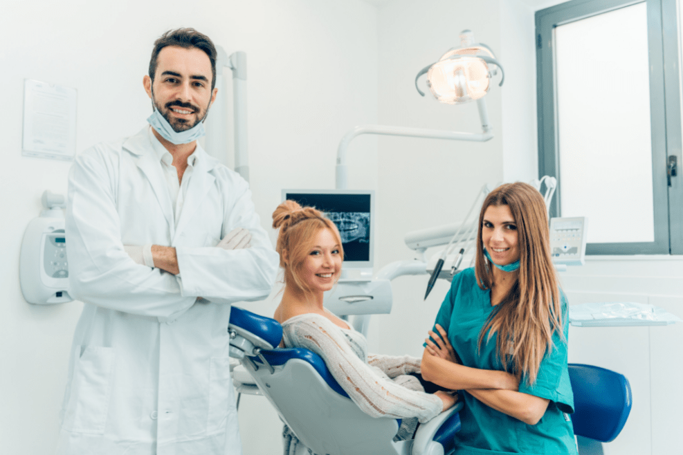 dentista e assistente alla poltrona